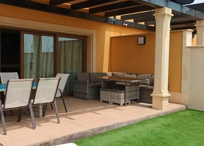 Beautiful, Spacious Villa, Heated Pool, Sleeps Eight, With Quality Furnishings וילה