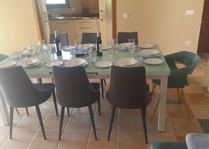 Beautiful, Spacious Villa, Heated Pool, Sleeps Eight, With Quality Furnishings וילה קלטה דה פוסטה