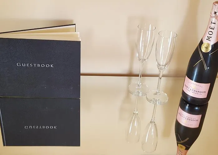 וילה Beautiful, Spacious Villa, Heated Pool, Sleeps Eight, With Quality Furnishings *