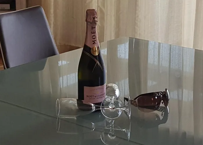 Beautiful, Spacious Villa, Heated Pool, Sleeps Eight, With Quality Furnishings וילה