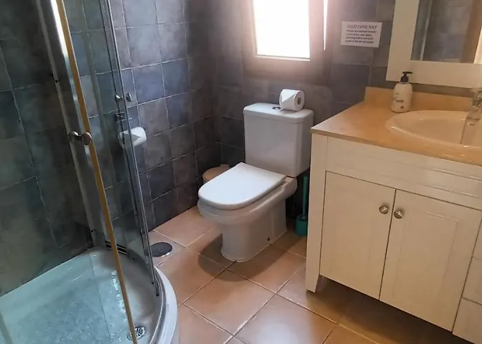 Beautiful, Spacious Villa, Heated Pool, Sleeps Eight, With Quality Furnishings וילה