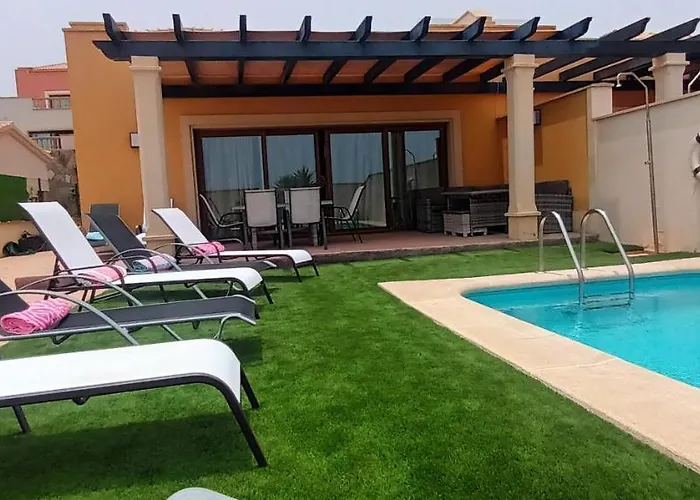 וילה Beautiful, Spacious Villa, Heated Pool, Sleeps Eight, With Quality Furnishings *