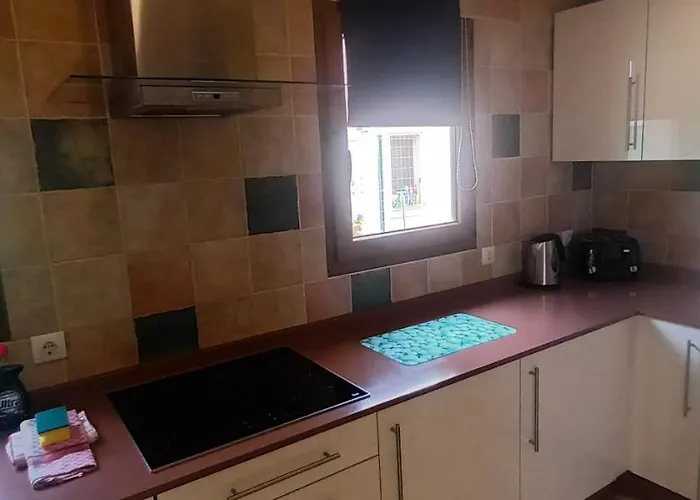 Beautiful, Spacious Villa, Heated Pool, Sleeps Eight, With Quality Furnishings וילה *