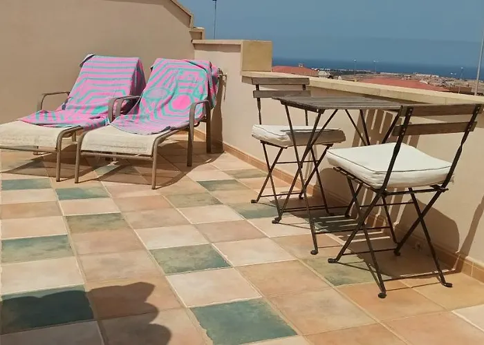 Beautiful, Spacious Villa, Heated Pool, Sleeps Eight, With Quality Furnishings וילה