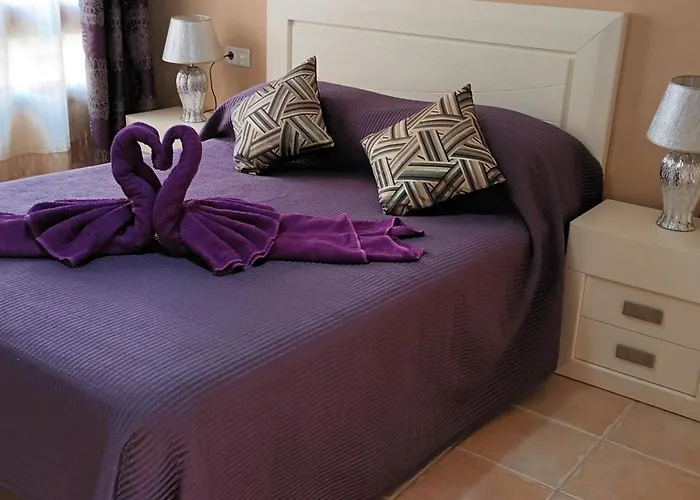 Beautiful, Spacious Villa, Heated Pool, Sleeps Eight, With Quality Furnishings וילה